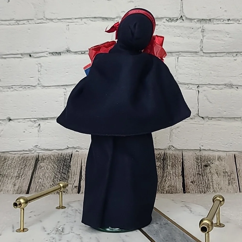 Byers' Choice Caroler Collectible 2005 Salvation Army Woman with Shopping Bags